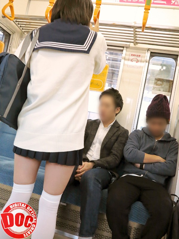 【ニーソックス 】すらりと伸びた足から覗くスカートとニーハイの間の太もも「絶対領域」を目の前で見てしまった僕は…｜118rtp00042