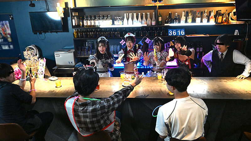 【乱交 池上乙葉・八坂凪・牧野玲奈】コンカフェ店長とグルで仕込んだ一夜！海外サプリのカクテルでエロ堕ちした地雷系女子店員たちとハメ狂うキメセクパーティ｜1fthtd00151