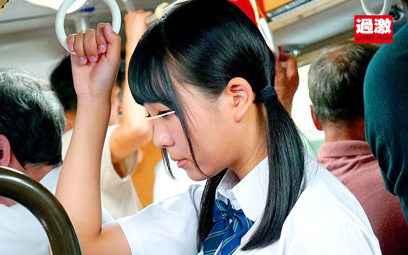 【女子校生 】満員バスで背後から制服越しにねっとり乳揉み痴●され腰をクネらせ感じまくる巨乳女子○生8｜1nhdtb00333