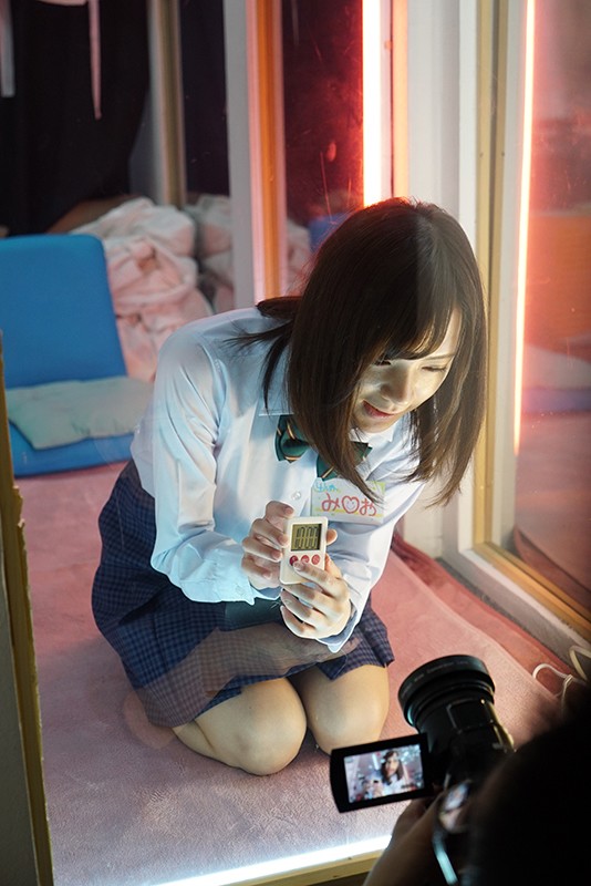 【学生服 】マジックミラーごしの欲望。テレビ番組や映画で話題になった本物の見学クラブで（店員にばれないように）ひよこ女子と無許可本番ヤりまくり！｜1piyo00017