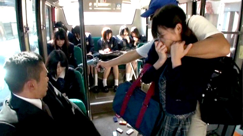 【学生服 】想像してみてください、あなたは教師。10人の名門私立女子校生と突然通学バスに閉じ込められたら…。あなたが生きている内にやり遂げたかった10のタブー｜1vandr00019