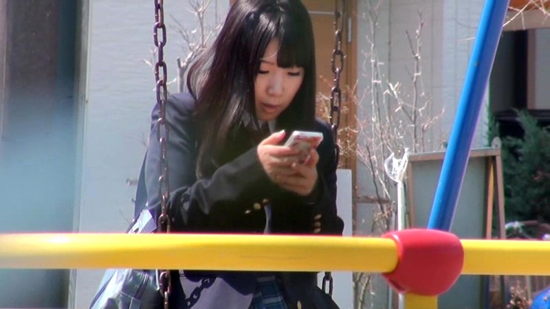 【女子校生 】痴●中に逃げたJKを尾行したら、物陰でこっそりオナニーをはじめた｜h_422sero00243