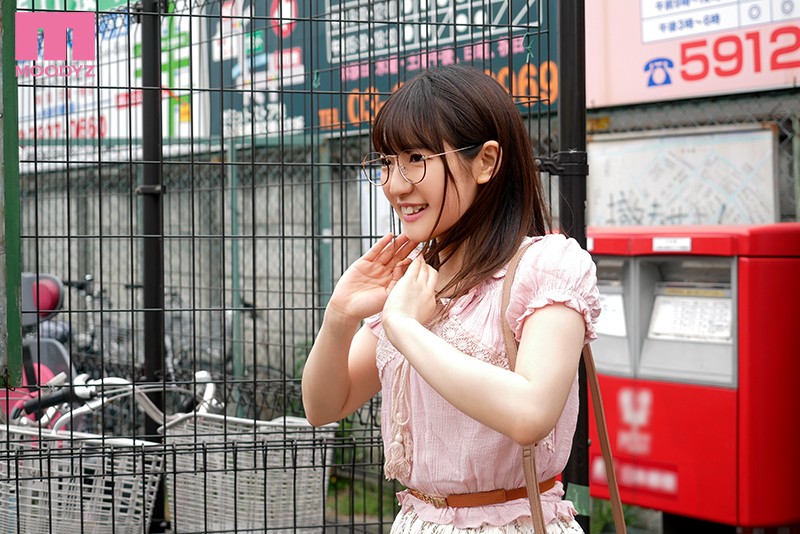 【デビュー作品 河奈亜依】学年に一人はいたおとなしいけど可愛い女の子。 陰キャ美少女19歳メガネを取ってAVデビュー 河奈亜依｜mifd00080