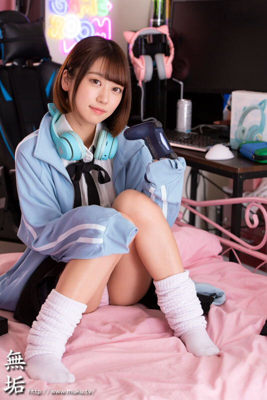 【コスプレ 奈築りお】いつでもおま×こ使い放題！ ゲームしながら自由にハメさせてくれるドスケベ引きこもりゲーマー妹 奈築りお｜mukc00037