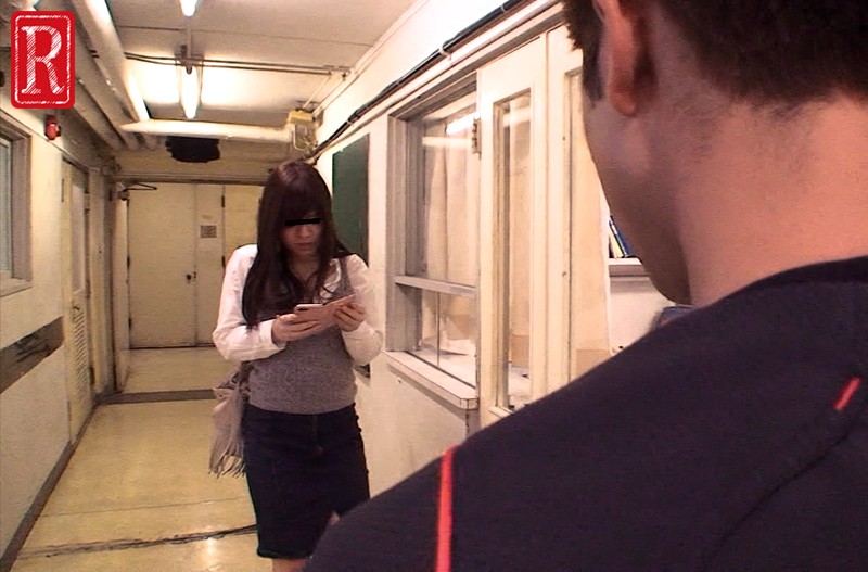 【その他フェチ 】スマホゲームに夢中は危ない！STOP歩きスマホ！レアキャラGET！？歩きスマホをしている女の子に突然ディープキスする男 全国で相次ぐ社会現象！最中の痴●被害！｜post00367